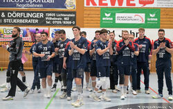 Mit bedröppelter Miene bedankt sich die SG-Mannschaft nach der dritten Heimniederlage beim Publikum. FOTOS: BAUR