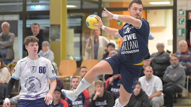 Dieser Wurf von SG-Linksaußen Benedict Greve zappelte im gegnerischen Netz. Dieser Wurf von SG-Linksaußen Benedict Greve zappelte im gegnerischen Netz.