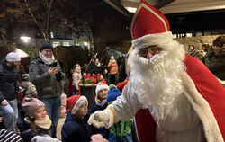 Als Nikolaus zwischen Kindern - da fühlt sich Jupp Warmsbach seit 50 Jahren am wohlsten.