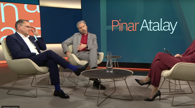 Tübingens Oberbürgermeister Boris Palmer mit AfD-Chef Tino Chrupalla im Fernsehstudio von Pinar Atalay.