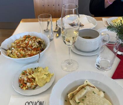 Mit Kartoffelsalat, Kohlsalat und Maultauschen in der Brüh' verköstigten die Ehrenamtlichen des neuen Mittagstisches im Gomaring