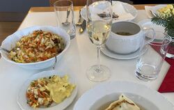 Mit Kartoffelsalat, Kohlsalat und Maultauschen in der Brüh' verköstigten die Ehrenamtlichen des neuen Mittagstisches im Gomaring