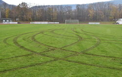 Der durch einen Autofahrer verwüstete Sportplatz wird jetzt wieder gerichtet