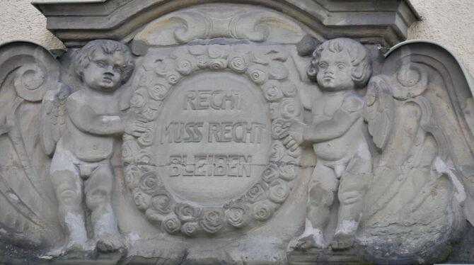 Wegen zwei Backpfeifen und Nötigung wurde ein 23-jähriger aus dem Ermstal vom Amtsgericht Reutlingen zu einer fünfmonatigen Bewä