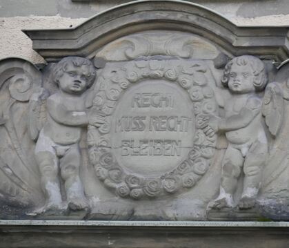 Wegen zwei Backpfeifen und Nötigung wurde ein 23-jähriger aus dem Ermstal vom Amtsgericht Reutlingen zu einer fünfmonatigen Bewä