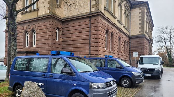 Fahrzeuge der Justiz parken vor dem Landgericht Hechingen. Sieben Jugendliche und junge Erwachsene stehen dort derzeit vor Geric