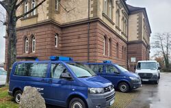 Fahrzeuge der Justiz parken vor dem Landgericht Hechingen. Sieben Jugendliche und junge Erwachsene stehen dort derzeit vor Geric
