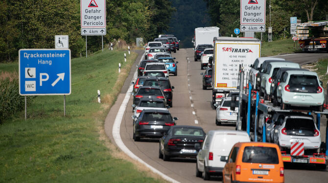 Autos fahren auf der A8 in stockendem Verkehr auf den Drackensteiner Hang zu. Der Albauf- beziehungsweise - abstieg ist das let