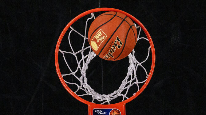 lby, bay, Skyliners Frankfurt, Bundesliga, Basketball Der Basketballkorb in der Oskar-Kalbfell-Halle kann trotz nach wie vor kaputten Motors herabgelassen werden. Einem Flaschenzug s