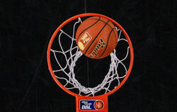 Der Basketballkorb in der Oskar-Kalbfell-Halle kann trotz nach wie vor kaputten Motors herabgelassen werden. Einem Flaschenzug s