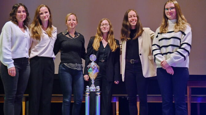 Siegerinnen mit großem Pokal: Der Reitverein Reutlingen gewinnt bei der Kreismeisterschaft die neue Wertung der Vereine. Von lin