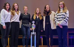 Siegerinnen mit großem Pokal: Der Reitverein Reutlingen gewinnt bei der Kreismeisterschaft die neue Wertung der Vereine. Von lin