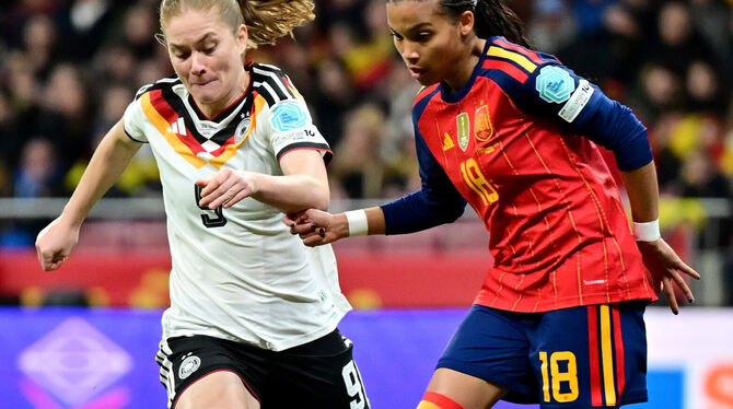 Nations League A Frauen, Nationalteam, Endspiel, DFB, Fußball Die deutschen Fußballerinnen - links Sjöke Nüsken - haben als größten Trumpf ihre Unbekümmertheit.