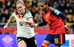 Die deutschen Fußballerinnen - links Sjöke Nüsken - haben als größten Trumpf ihre Unbekümmertheit.