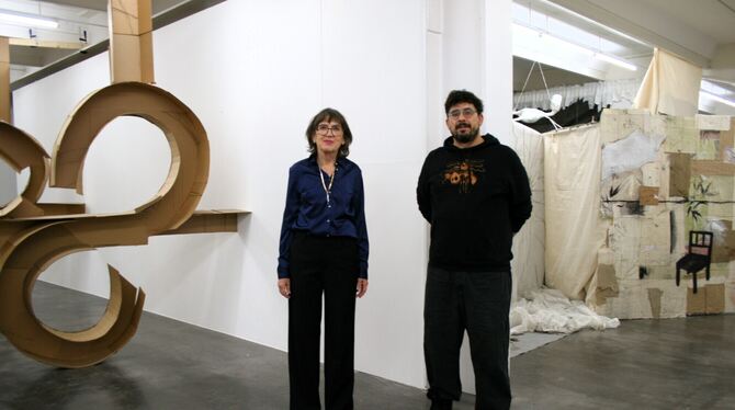 Haben den Kunstverein kräftig umgestaltet: Elisabeth Wagner und Philipp Kummer zwischen ihren Installationen.