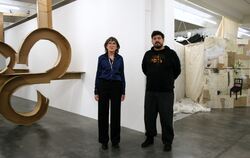 Haben den Kunstverein kräftig umgestaltet: Elisabeth Wagner und Philipp Kummer zwischen ihren Installationen.