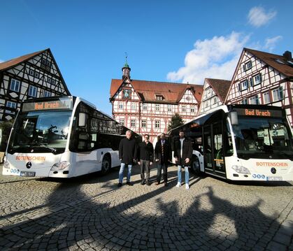 Im Bad Uracher Stadtverkehr gibt es zwei neue Busse. Im Bild: (von links) Bad Urachs Bürgermeister Elmar Rebmann, Bottenschein-G