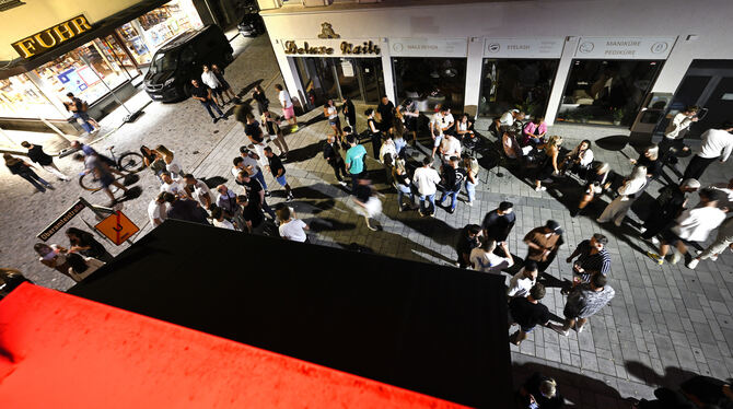 Vor allem in lauen Sommernächsten stehen viele Gäste vor dem Nullsechs.