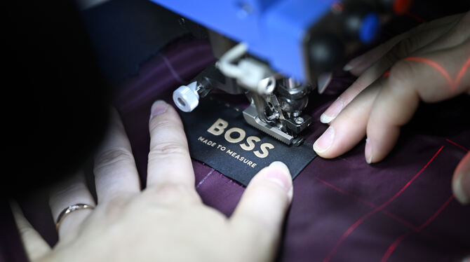 Produktion von Anzügen bei Hugo Boss in Metzingen.