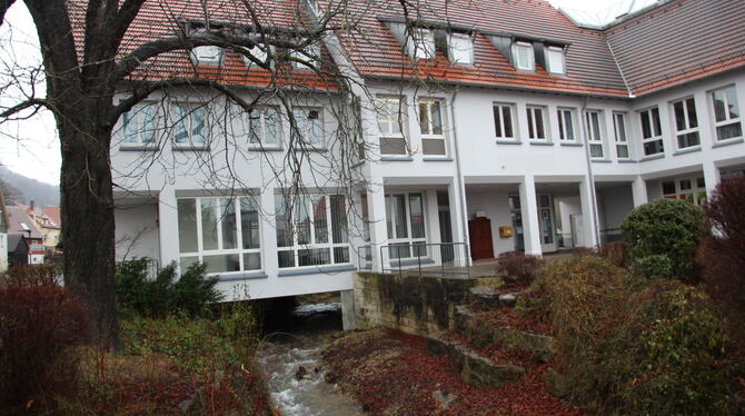 Längst hätte der Erdöltank am Gebäude der Öschinger Ortsverwaltung umgebaut werden müssen. Das ist nun nicht mehr notwendig: Der