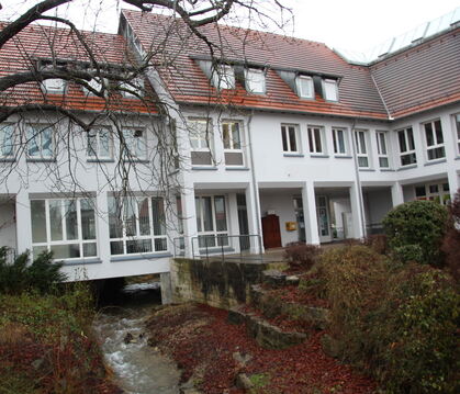 Längst hätte der Erdöltank am Gebäude der Öschinger Ortsverwaltung umgebaut werden müssen. Das ist nun nicht mehr notwendig: Der