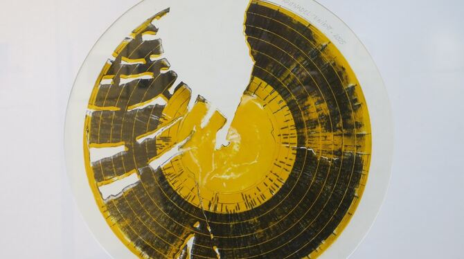 peter magiera suche 2 radierung ausstellung radierwerkstatt stadtbibliothek foto akr Schallplattenform in Auflösung: Peter Magieras Radierung »Suche 2«.