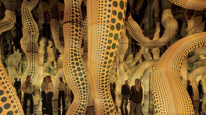 Wald aus Tentakeln: Kusamas Installation "Infinity Mirrored Room – The Hope of the Polka Dots Buried in Infinity Will Eternally