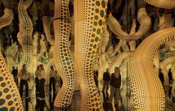 Wald aus Tentakeln: Kusamas Installation "Infinity Mirrored Room – The Hope of the Polka Dots Buried in Infinity Will Eternally