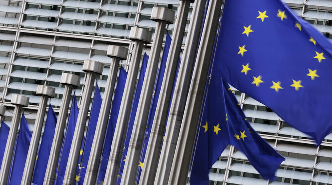 Die Flaggen der Europäischen Union flattern im Wind vor dem EU-Hauptquartier. Auch bei der EU wird konsolidiert, zu Ungunsten D
