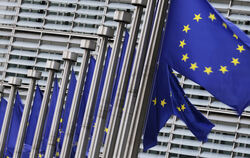 Die Flaggen der Europäischen Union flattern im Wind vor dem EU-Hauptquartier. Auch bei der EU wird konsolidiert, zu Ungunsten D