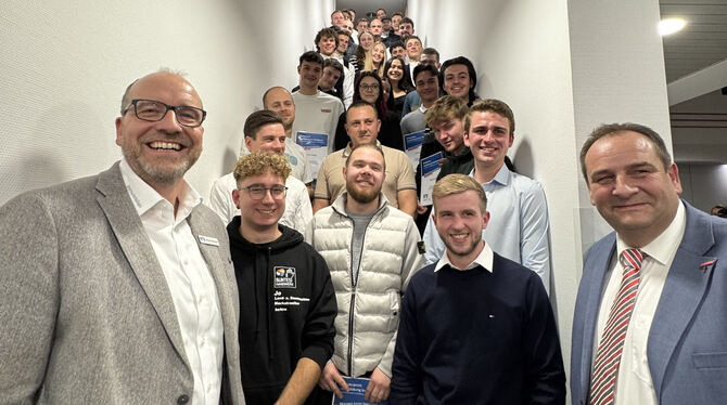 Die 40 Preisträger mit Michael Stadelmaier von der Volksbank Metzingen (links) und Kreishandwerkermeister Steffen Mohl. FOTO: R Die 40 Preisträger mit Michael Stadelmaier von der Volksbank Metzingen (links) und Kreishandwerkermeister Steffen Mohl. FOTO: R