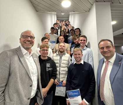 Die 40 Preisträger mit Michael Stadelmaier von der Volksbank Metzingen (links) und Kreishandwerkermeister Steffen Mohl.  FOTO: R