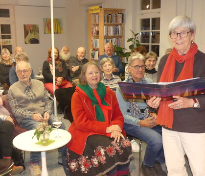 Mechthild Paul vor dicht besetzten Reihen bei der Vernissage ihrer herbstlich geprägten Ausstellung.  FOTO: SANDER