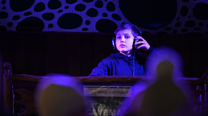 11-Jähriger DJ Selbstbewusst auf der Bühne im Reutlinger Nikolausdorf: Ludwig Vöhringer alias DJ Caveman.