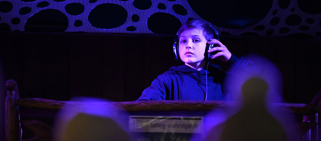 Selbstbewusst auf der Bühne im Reutlinger Nikolausdorf: Ludwig Vöhringer alias DJ Caveman.