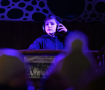 Selbstbewusst auf der Bühne im Reutlinger Nikolausdorf: Ludwig Vöhringer alias DJ Caveman.