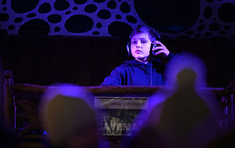 Selbstbewusst auf der Bühne im Reutlinger Nikolausdorf: Ludwig Vöhringer alias DJ Caveman.