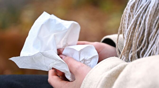 Frau mit Taschentuch