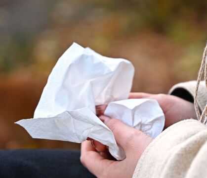 Frau mit Taschentuch