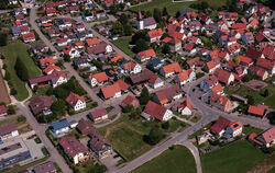 Luftbilder der Kispelgemeinden von einst und jetzt haben die Oldtimerfreunde für ihren Heimatkalender 2026 zusammengestellt.