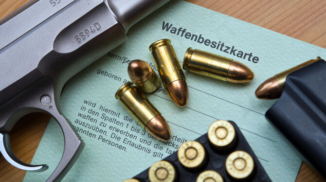 lbn, brb, Updateme, Kriminalität, Waffen, Extremismus Eine Waffenbesitzkarte erlaubt den Erwerb und den Besitz von Schusswaffen, nicht aber das Führen in der Öffentlichkeit. Si