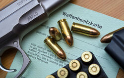 Eine Waffenbesitzkarte erlaubt den Erwerb und den Besitz von Schusswaffen, nicht aber das Führen in der Öffentlichkeit. Si