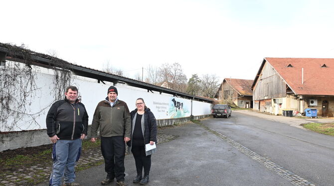 Neue Pächter Hofgut Alteburg Sie machen sich auf den Weg, langfristig Pächter des städtischen Hofguts Alteburg zu werden (von links): Christian Hespeler, Ste