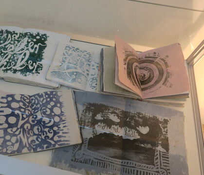 Lithografiekunst nimmt bei Ulrike Franz gerne auch die Form von Büchern an.