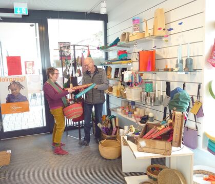 Gudrun Scheuerle und Walter Märkle arbeiten an der Zukunft des Weltladens.