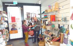 Gudrun Scheuerle und Walter Märkle arbeiten an der Zukunft des Weltladens.