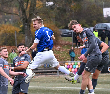 Der Führungsspieler des VfL Pfullingen: Kapitän und Innenverteidiger Sven Packert (blaues Trikot).