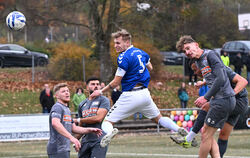 Der Führungsspieler des VfL Pfullingen: Kapitän und Innenverteidiger Sven Packert (blaues Trikot).