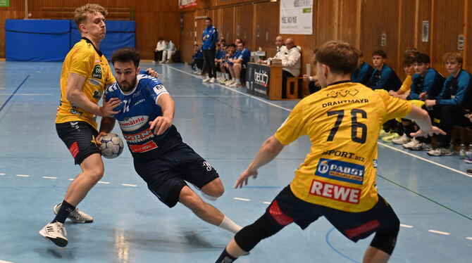 Felix Zeiler (mit Ball) vom VfL Pfullingen konnte in der Pause am Zusammenspiel mit seinen Mitstreitern feilen.