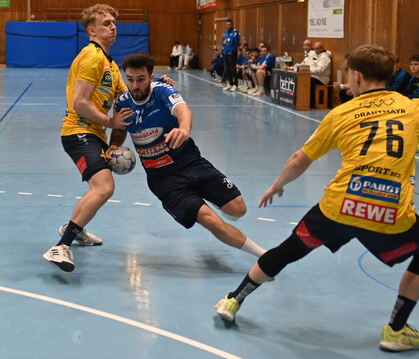 Felix Zeiler (mit Ball) vom VfL Pfullingen konnte in der Pause am Zusammenspiel mit seinen Mitstreitern feilen.